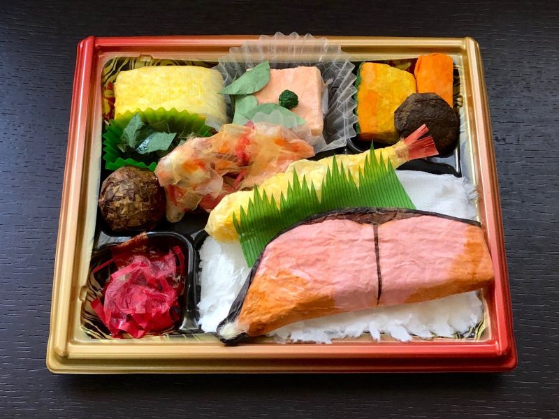 những món ăn đẹp mắt làm từ giấy của cụ ông 70 tuổi